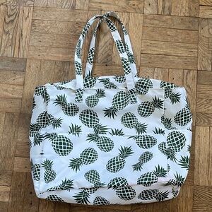 White tote bag with green pineapple print and zipper top with lots of pockets!